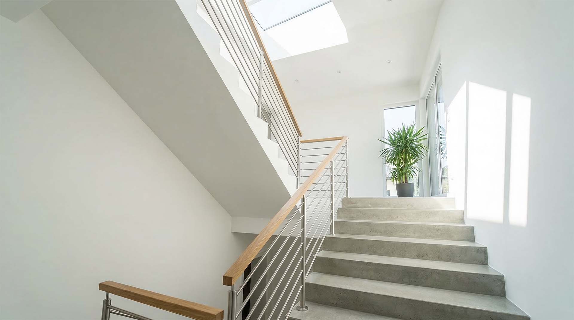 Hell erleuchtetes, sauberes Treppenhaus